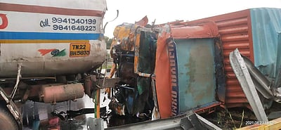 அவிநாசியில் டேங்கர் லாரி மீது கண்டெய்னர் லாரி மோதல்: ஓட்டுநர் பலி