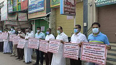 ராசிபுரத்தில் நகைக்கடை உரிமையாளர்கள், தொழிலாளர்கள் கடையடைப்பு போராட்டம்