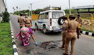 திருவள்ளூர் அருகே பெட்ரோல் ஊற்றி தீ வைத்து பாலத்தில் இருந்து குதித்து இளைஞர் தற்கொலை
