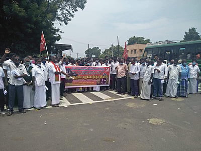 திருவள்ளூர் ஆட்சியர் அலுவலகம் முன்பு கிராம ஊராட்சி பணியாளர்கள் ஆர்ப்பாட்டம்