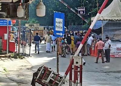 தேனியிலிருந்து வேலைக்குச் சென்ற தொழிலாளர்களை தடுத்து நிறுத்திய கேரள காவல்துறையினர்