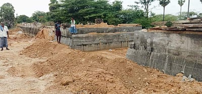 மானாமதுரை அருகே மாற்றுப் பாதை அமைக்காமல் பாலங்கள் கட்டும் பணி: கிராம மக்கள் அவதி