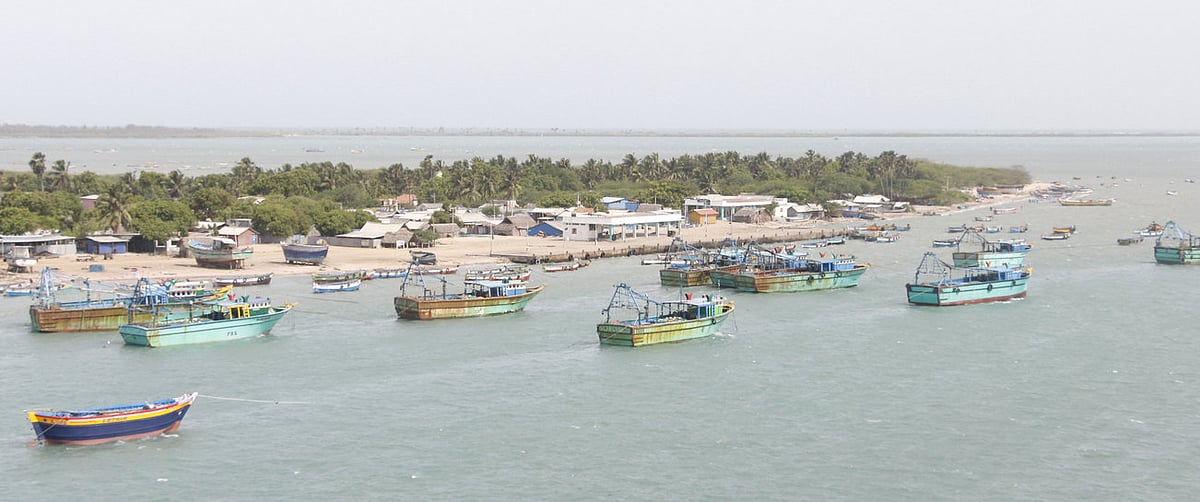 சூறைக்காற்று: ராமேசுவரத்தில் படகு உடைந்து சேதம்