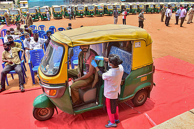 ஆட்டோ ஓட்டுநர்களுக்கு கரோனா தடுப்பூசி சிறப்பு முகாம்