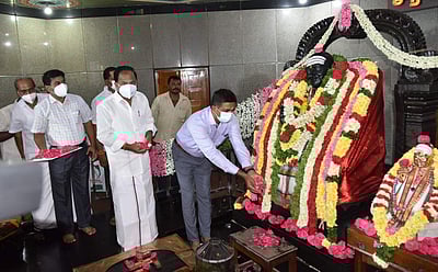 திருமுருக கிருபானந்த வாரியார் சிலைக்கு அரசு மரியாதை: ஆட்சியர், எம்எல்ஏ மாலை அணிவிப்பு