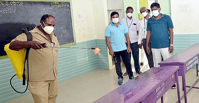 கரோனா வழிகாட்டு நெறிமுறைகளைப் பின்பற்றி பள்ளிகளைத் திறக்க வேண்டும்