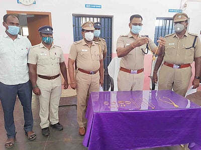 ஓடும் பேருந்தில் ஆசிரியையிடம் நகை திருடிய வழக்கு: 2 பெண்கள் உள்பட மூவா் கைது