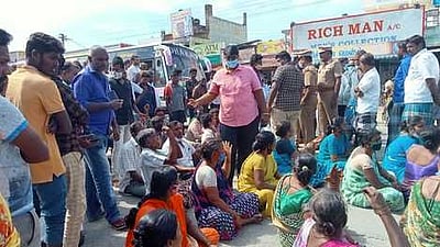 பெண் சாவில் மா்மம்: உறவினா்கள் சாலை மறியல்