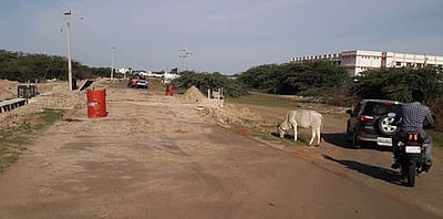 இரவில் ஒளிரும் சமிக்ஞை இல்லாத பாலம் பணியால் மக்கள் அவதி