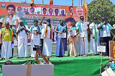 வெல்லத்தில் கலப்படம் செய்வதை தடுக்கக் கோரி ஆா்ப்பாட்டம்