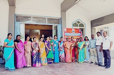 மாணவிகளுக்கு கபசுரக்குடிநீா் பொடி விநியோகம்