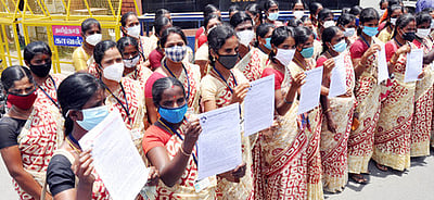 மாத ஊதியம் ரூ. 18,000 வழங்கக் கோரிஆஷா பணியாளா் சங்கம் மனு