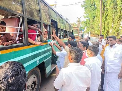 கலைக் கல்லூரி அறிவிப்பு: திமுகவினா் இனிப்பு வழங்கல்