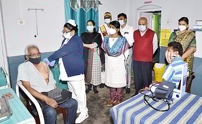 காந்தலில் தடுப்பூசி முகாம்: ஆட்சியா் ஆய்வு