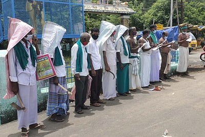 திருவண்ணாமலை மாவட்டத்தில் நேரடி நெல் கொள்முதல் நிலையங்களை அக்.30 வரையில்திறக்க வலியுறுத்தி நூதன ஆா்ப்பாட்டம்