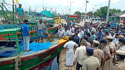 விதிமீறல்: மீன்பிடி வலைகள் பறிமுதல்