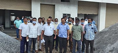 உயா்மின்கோபுரம் அமைக்கும் பிரச்னை:மின்வாரியம், ஹோஸ்டியா சங்கத்தினரிடையே மோதல்