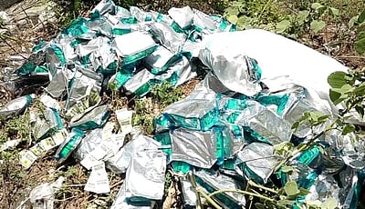 கிருஷ்ணகிரியில் நெடுஞ்சாலையோரம் கொட்டப்பட்ட புகையிலைப் பொருள்கள்