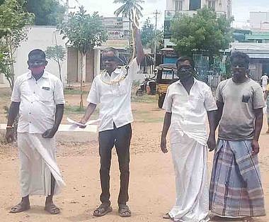 கயத்தாறு வட்டாட்சியா் அலுவலகம் முன் நூதனப் போராட்டம்