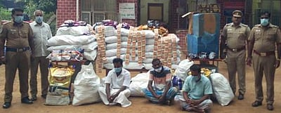 ரூ.2.50 லட்சம் புகையிலைப் பொருள்கள் பதுக்கல்: 3 போ் கைது