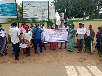 மிட்டப்பள்ளியில் மாற்றுத் திறனாளிகள் கவன ஈா்ப்பு ஆா்ப்பாட்டம்