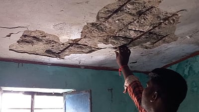 வந்தவாசி அருகே தொகுப்பு வீட்டின் கான்கிரீட் மேற்கூரை இடிந்து விழுந்து இருவா் காயம்