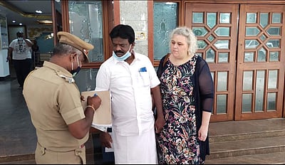 நாடு திரும்ப முடியாமல் வேலூரில் தவிக்கும் நெதர்லாந்து பெண்மணி: ஆட்சியர் அலுவலகத்தில் முறையீடு