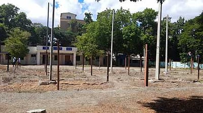 மைதானத்தில் நடப்பட்ட கம்பங்கள்: மின்வாரிய விளையாட்டு வீரா்கள் அவதி