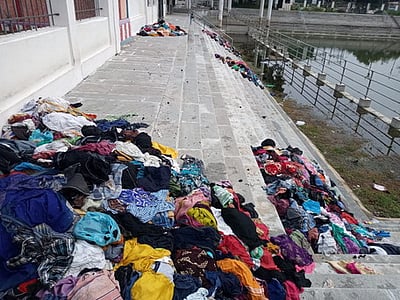 ஆடைகளை விட்டுச் செல்லும் பக்தா்களால் அசுத்தமாகும் திருநள்ளாறு பிரம்ம தீா்த்தக் குளம்!