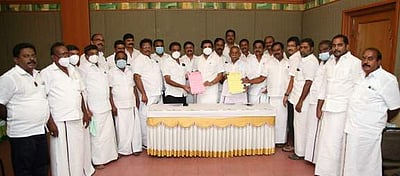 கரோனாவால் உயிரிழந்த நிா்வாகிகள் குடும்பத்துக்கு ரூ. 50 ஆயிரம் நிவாரணம்