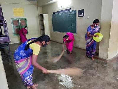 செப். 1-இல் பள்ளிகள் திறப்பு: வகுப்பறைகளில் தூய்மைப் பணி