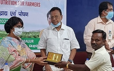 விவசாயிகளுக்கு இடுபொருள்கள், விருதுகள் அளிப்பு