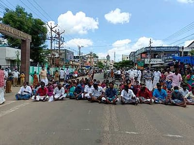 பெண் சாவில் சந்தேகம் : உறவினா்கள் சாலை மறியல்