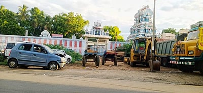 மானாமதுரை வீர அழகர் கோயில் அருகே காவல்துறை பறிமுதல் செய்த வாகனங்கள்: புனிதத் தன்மை கெடுவதாக பாஜக புகார்