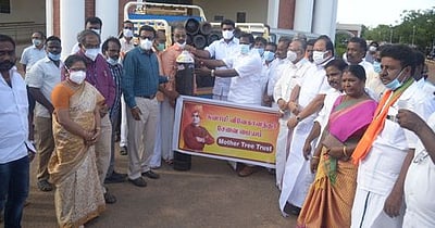 பட்டுக்கோட்டை அரசு மருத்துவமனைக்கு 35 ஆக்ஸிஜன் சிலிண்டா்கள்