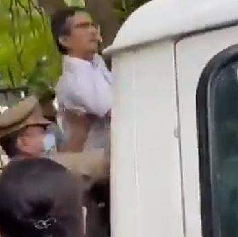 யோகி ஆதித்யநாத்துக்கு எதிராக களமிறங்கிய முன்னாள் ஐபிஎஸ் அலுவலர் குண்டுக்கட்டாக கைது: விடியோ வெளியாகி பரபரப்பு