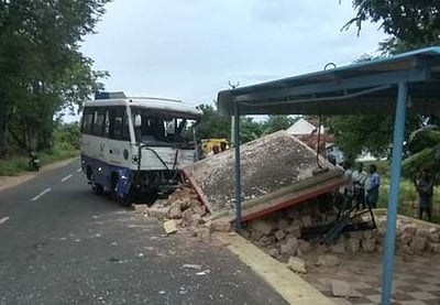 சேவூர் அருகே சுற்றுலா வேன் மோதி பகவதி அம்மன் கோயில் முற்றிலும் சேதம்