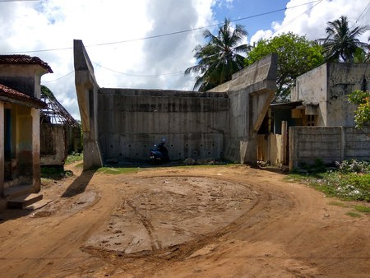 சீா்காழி அருகே 10 ஆண்டுகளாக கட்டிமுடிக்கப்படாத பாலம்: கடற்கரை கிராம மக்கள் அவதி!