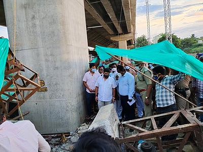 மதுரை மேம்பால விபத்து: 3 பேர் மீது வழக்குப் பதிவு