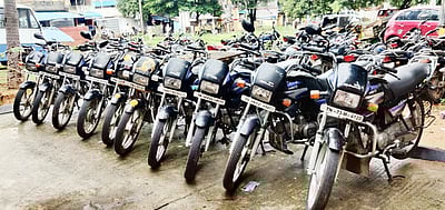 திருடு போன 10 பைக்குகள் மீட்பு; இளைஞா் கைது