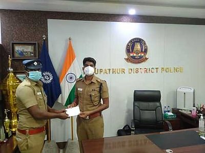 மணல் கடத்தல் லாரியைப் பிடித்த போலீஸாருக்குப் பாராட்டு