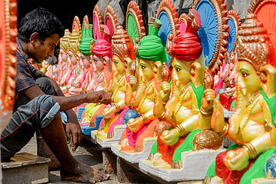 பண்டிகை காலத்தில் மக்கள் கூட்டம் கூடுவதைத் தடுக்க வேண்டும்