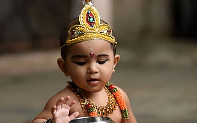 கிருஷ்ணர் வேடத்தில் உலா வந்த குழந்தை - புகைப்படங்கள்