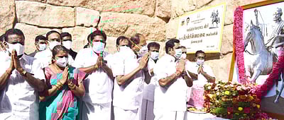 தீரன்சின்னமலைக்கு அதிமுக  சார்பில் சங்ககிரியில் மரியாதை 