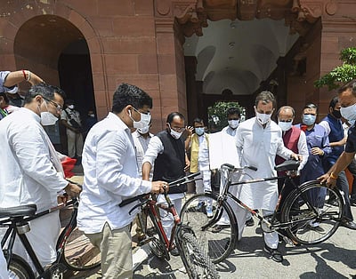 எரிபொருள் விலை உயர்வைக் கண்டித்து சைக்கிள் பேரணி - புகைப்படங்கள்