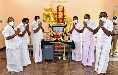 தீரன் சின்னமலை நினைவு நாள்: எடப்பாடி பழனிசாமி மாலை அணிவித்து மரியாதை 