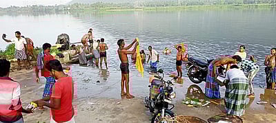 எடப்பாடி: கட்டுப்பாடுகளை மீறி காவிரியில் புனித நீராடிய பக்தர்கள்