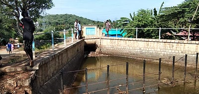 மேட்டூர் மேற்குக்கரை வாய்க்காலில் சுரங்க நீர்வழிப்பாதையில் அடைப்பு: நீர் திறப்பு நிறுத்தம்