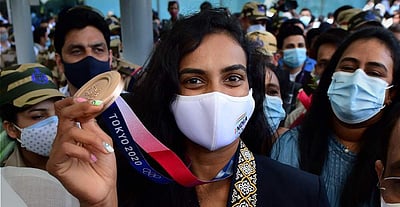 நாடு திரும்பினார் பி.வி. சிந்து: புகைப்படங்கள்