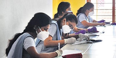 பள்ளிகள் திறப்பு உறுதி: செப். 15 வரை கட்டுப்பாடுகளுடன் ஊரடங்கு நீட்டிப்பு